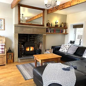 Mulberry With Wood Burner, Garden And Easy Parking Haworth